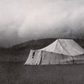 Das erste Flugzeugzelt auf der Wasserkuppe 1920. Es ist dasselbe Zelt, in welchem Lippisch und Espenlaub im Herbst 1921 überwintern wollten und das vom Schneesturm zerstört wurde.