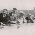 In Berlin-Tempelhof 1932, von links: Peter Riedel, Heini Dittmar, Drude (Teilnehmer in der Rhön 1920 und 1921), Wolf Hirth, Hanna Reitsch und Edgar Dittmar.