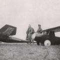 Motor-Schleppzug bei einem Flugtag 1931, von links Flugzeugführer Mejo, Gottlob Espenlaub und im Sitz des Segelflugzeuges Paul Espenlaub.