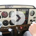 Cockpit einer Cessna 150 L im Kurvenflug nach rechts