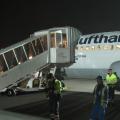 Flughafen Frankfurt am 23.11.2011, Einstieg in eine Boing 737-300