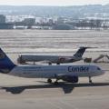 A320 von Condor rollt an der Besucherterasse in Stuttgart vorbei