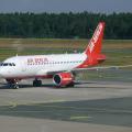 Ein Airbus A320 von Air-Berlin rollt vom Taxiway auf das Vorfeld