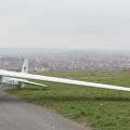 Die Ka 7 an der Windenstartstelle. Im Hintergrund ist das diesige Wetter und die Stadt Bad Neustadt erkennbar.