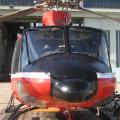 Die+Frontansicht+eines+Bell+UH+Rettungshubschraubers.+Die+Maschine+wird+von+zwei+Piloten+geflogen.