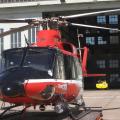 Ein+roter+Rettungshubschrauber+vom+Typ+Bell+UH+in+Tempelhof.