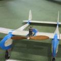 Historisches Modellflugzeug mit zwei Rümpfen.