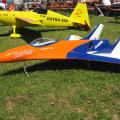 Jet Modellflugzeug Harpoon, dahinter ist ein Kunstflugzeug vom Typ Extra 260 geparkt.