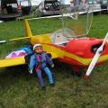 Modell eines C-Falken mit Fallschirmspringer.