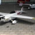 Zwei Modelle eines Rennflugzeugs stehen in unserem Hangar.