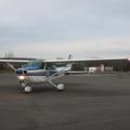 Die Cessna der Flugschule Bad Neustadt in voller Beleuchtung beim Rollen zum Start auf der Piste 14.