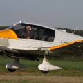 Flugbetrieb am 7.5.2011 auf dem Grasberg, DR 400 kurz vor dem Ausetzen Piste 31