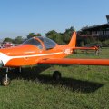 Flugplatz Bad Neustadt - Grasberg am 20.8.2024, Breezer aus Boberg vor dem Clubheim