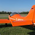 Flugplatz Bad Neustadt - Grasberg am 20.8.2024, Heckansicht einer orangen Breezer