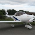 Flugplatz Bad Neustadt - Grasberg am 20.8.2024, Aquila A210 neben der Tankstelle