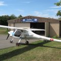 Flugplatz Bad Neustadt - Grasberg am 22.8.2024 serienmäßig hergestelltes Elektroflugzeug zum Laden an der alten Halle