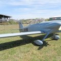 Flugplatz Bad Neustadt - Grasberg am 12.4.2025, RV-4 geparkt vor unserem Clubheim