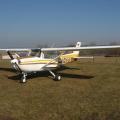 Die C152 der Flugschule Bad Neustadt auf dem Flugplatz Grasberg.