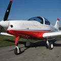 Das high-end Ultraleichtflugzeug Pioneer 300, welches von der italienischen Firma Alpi Aviation gebaut wird zwischen Clubheim und grüner Flugzeughalle auf dem Flugplatz Grasberg in Bad Neustadt.