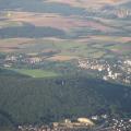 Gelber Ballon über dem Flugplatz Bad Kissingen.
