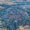 Luftbild Kitzingen am 21.6.2025, Maininsel mit Freibad und die Altstadt