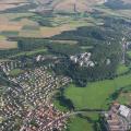 Luftbild von Herschfeld (linke untere Bildecke), dem Rhön Klinikum (ca. Bildmitte) und dem Flugplatz Bad Neustadt (rechte obere Bildecke).