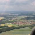 Bei diesem Bild befindet sich der Motorsegler im rechten Queranflug auf die Piste 32 des Flugplatzes Bad Neustadt. Der Blick geht über Strahlungen zum Flugplatz hin.