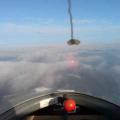 Blick über die Wolken beim Tüvflug im Oktober