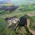 Segelflug mit einer Ka 13, kleiner Steinbruch und Piste auf dem Grasberg