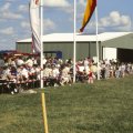 Viele Zuschauer zwischen Clubheim un grüner Halle.