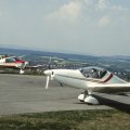 Motorflugzeug und Motorsegler neben der Tankstelle auf dem Grasberg.