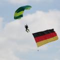 Fallschirm mit Deutschlandfahne