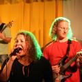 Sängerin und Gitaristen der Gruppe Spinnich