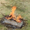 Wärmendes Feuer bei eisigen Temperaturen an Ostern