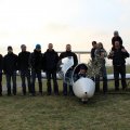 Glückwünsche und Gruppenbild zu Leos absolviertem ersten Alleinflug