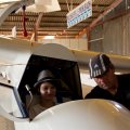 Interessentin an einer Flugschülerausbildung beim Probesitzen mit Fluglehrer Andi