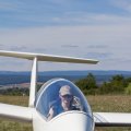 Interessentin an einer Flugschülerausbildung beim Probesitzen vor dem ersten Schnupperflug