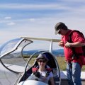 Interessentin an einer Flugschülerausbildung bei der Startvorbereitung vor dem ersten Schnupperflug mit Fluglehrer Gerald