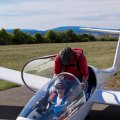 Interessentin an einer Flugschülerausbildung bei der Startvorbereitung vor dem ersten Schnupperflug mit Fluglehrer Gerald