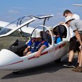 Die DG505 mit Flugschüler Patrick und Lehrer Daniel wird zum Flugzeug-Schleppstart für einen Streckenflug vorbereitet