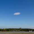 Blick auf den Startwagen und die Tankstelle mit Lenticulariswolke