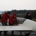 Zurückschieben des Doppelsitzers auf der Piste.