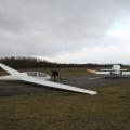 F-Schlepp, das Seil vom Schleppflugzeug wird gerade beim Segelflugzeug eingeklinkt.