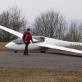 Der TWIN mit Flugschüler Jochen und Lehrer Andi wird zum Flugzeug-Schleppstart vorbereitet
