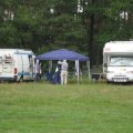 Wohnmobilisten beim Aufbau ihres Lagers.