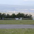 Flugplatz Bad Neustadt - Grasberg am 5.9.2021, Twin wird in Startposition geschoben