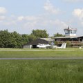 Flugplatz Bad Neustadt - Grasberg am 5.9.2021, der Twin wird am Clubheim vorbei gezogen