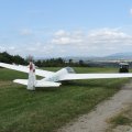 Flugplatz Bad Neustadt - Grasberg am 20.8.2024, ASK 13 wird an den Start gezogen