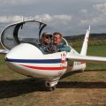 Flugplatz Bad Neustadt, Kunstflug am 13.04.2025, Piloten warten in der MDM-1 Fox