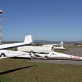 Flugplatz Bad Neustadt, JNP 4.4.2025, aufgereihte Hänger mit den Segelflugzeugen zur Prüfung
